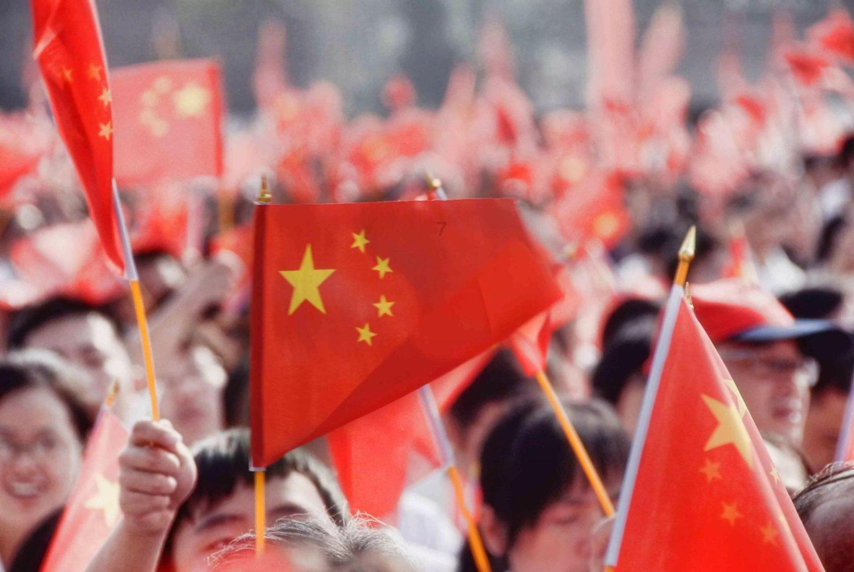 白色休闲裤+印花网纱长袖衫，清新高雅又修身，你觉得这样穿搭高贵吗？